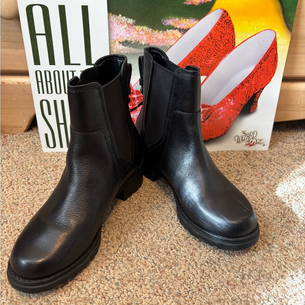 🆕Cole Haan Camea

Leather Chelsea Boots...